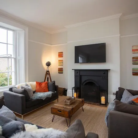 Stag & Hen Retreat - Walk To Nightlife - Sleeps 16 *