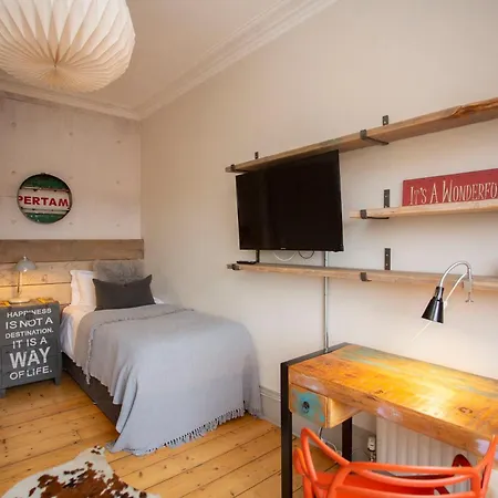 Holiday home Stag & Hen Retreat - Walk To Nightlife - Sleeps 16 *