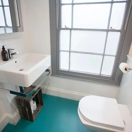 Stag & Hen Retreat - Walk To Nightlife - Sleeps 16