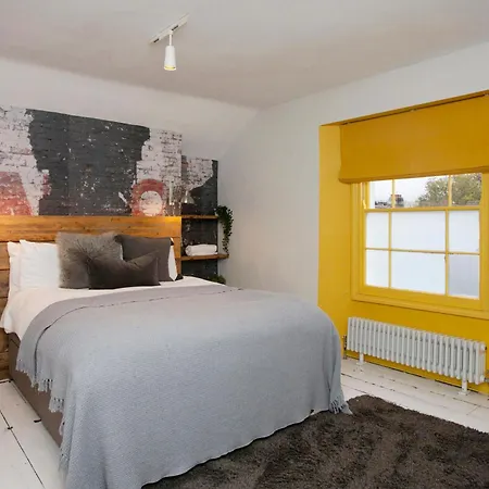 Holiday home Stag & Hen Retreat - Walk To Nightlife - Sleeps 16 *