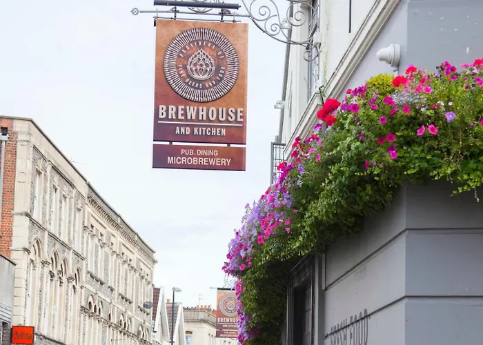 Holiday home Stag & Hen Retreat - Walk To Nightlife - Sleeps 16 Bristol