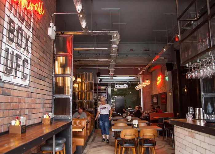 Holiday home Stag & Hen Retreat - Walk To Nightlife - Sleeps 16