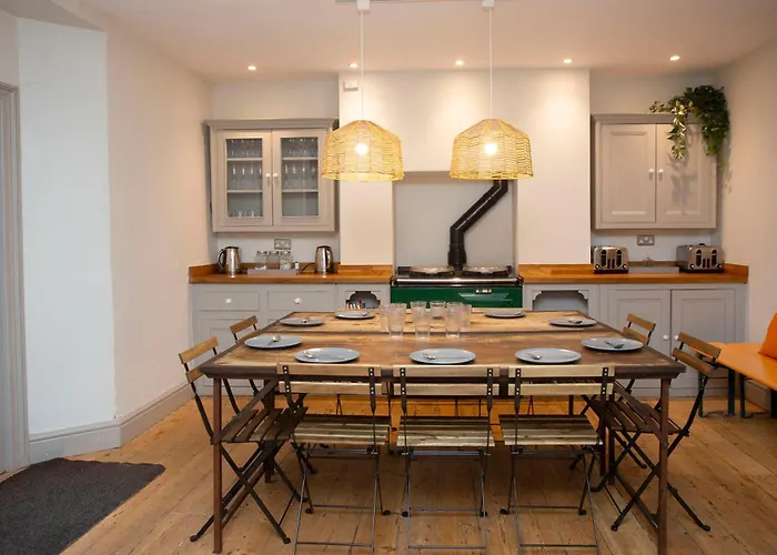 Stag & Hen Retreat - Walk To Nightlife - Sleeps 16 Holiday home Bristol