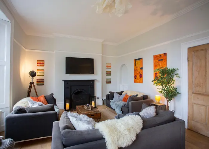 Holiday home Stag & Hen Retreat - Walk To Nightlife - Sleeps 16 Bristol