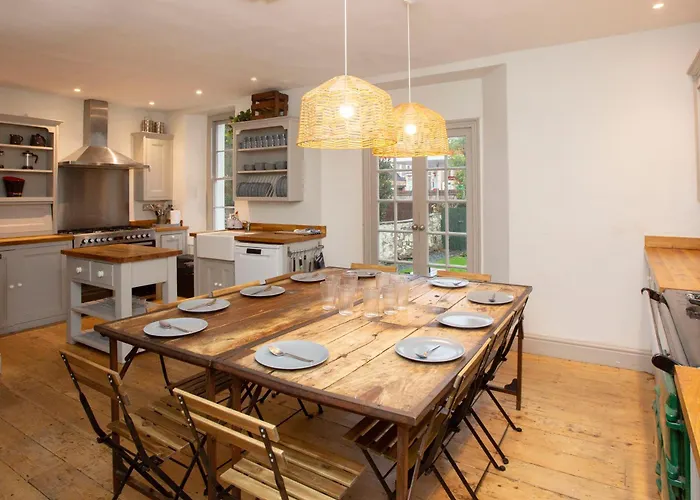 Stag & Hen Retreat - Walk To Nightlife - Sleeps 16 *