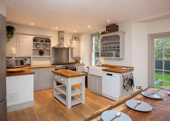 Stag & Hen Retreat - Walk To Nightlife - Sleeps 16 Holiday home