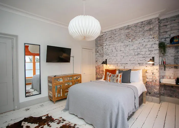 Stag & Hen Retreat - Walk To Nightlife - Sleeps 16