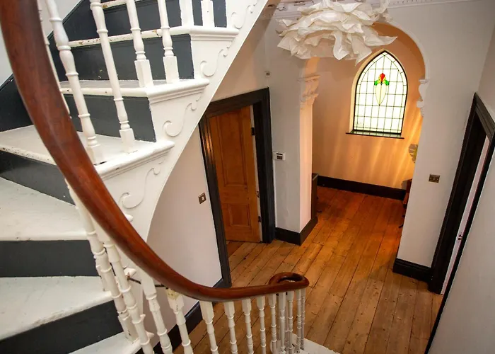 Holiday home Stag & Hen Retreat - Walk To Nightlife - Sleeps 16