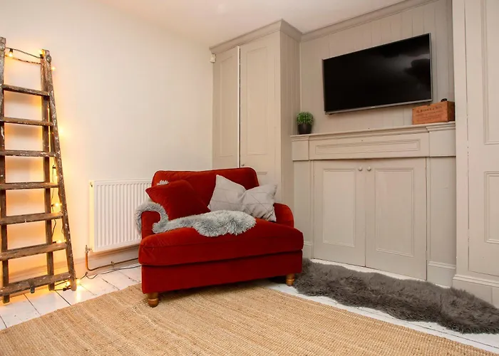 Stag & Hen Retreat - Walk To Nightlife - Sleeps 16 Holiday home *