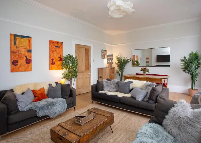 Stag & Hen Retreat - Walk To Nightlife - Sleeps 16 Holiday home Bristol