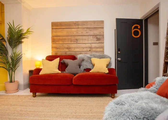 Stag & Hen Retreat - Walk To Nightlife - Sleeps 16