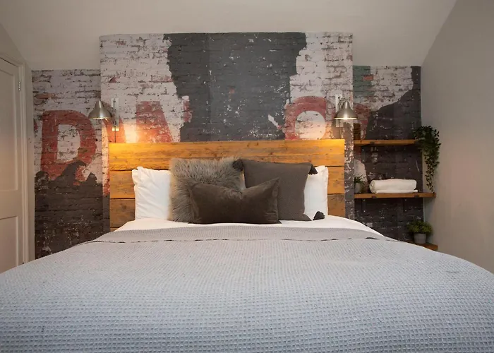 Holiday home Stag & Hen Retreat - Walk To Nightlife - Sleeps 16 *