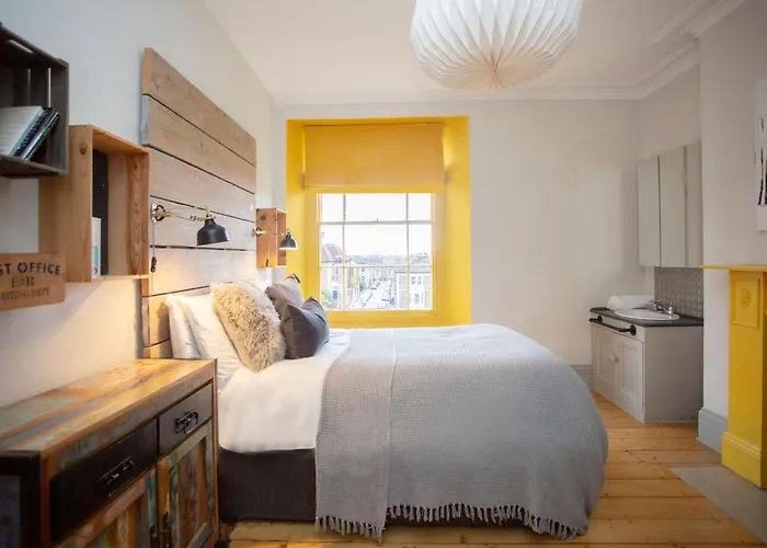 Stag & Hen Retreat - Walk To Nightlife - Sleeps 16 Holiday home Bristol