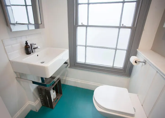 Stag & Hen Retreat - Walk To Nightlife - Sleeps 16