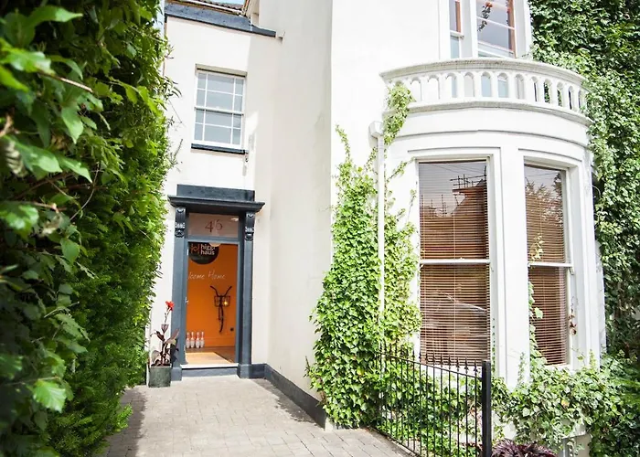 Stag & Hen Retreat - Walk To Nightlife - Sleeps 16 Holiday home Bristol