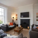 Stag & Hen Retreat - Walk To Nightlife - Sleeps 16 *