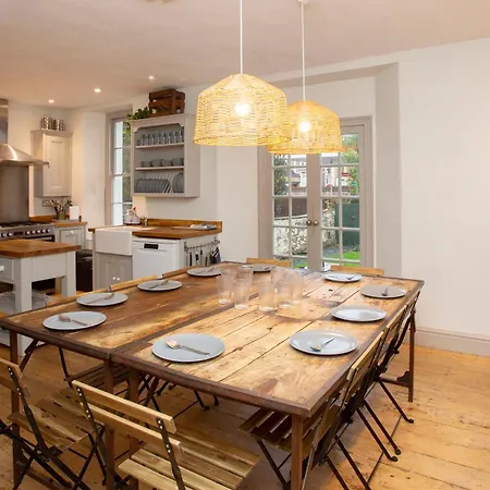 Stag & Hen Retreat - Walk To Nightlife - Sleeps 16 *