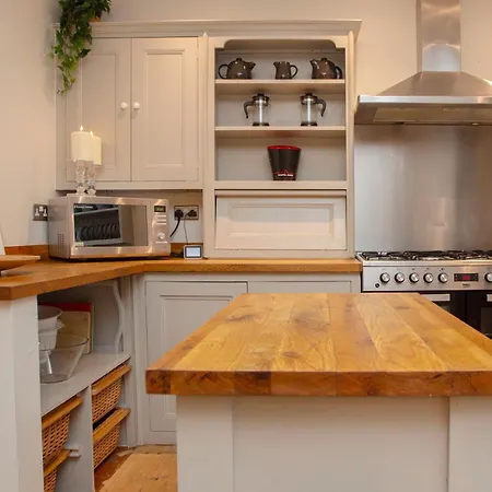 Milestone Celebration House! Sleeps 16 Max 3 Bathrooms Walk To Nightlife Weekends Only Bristol