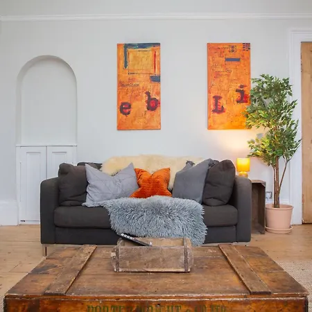 Сasa de vacaciones Milestone Celebration House! Sleeps 16 Max 3 Bathrooms Walk To Nightlife Weekends Only