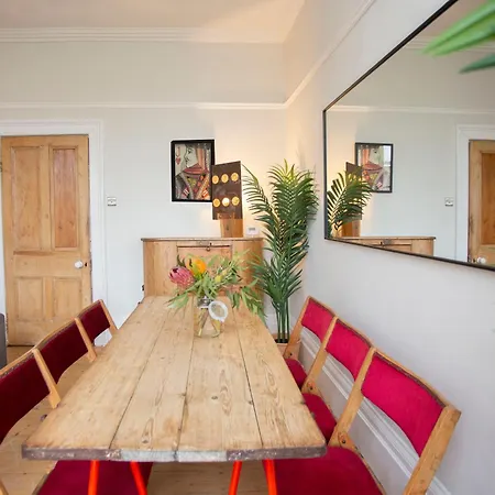 Сasa de vacaciones Milestone Celebration House! Sleeps 16 Max 3 Bathrooms Walk To Nightlife Weekends Only Bristol