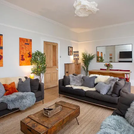 Milestone Celebration House! Sleeps 16 Max 3 Bathrooms Walk To Nightlife Weekends Only Сasa de vacaciones Bristol