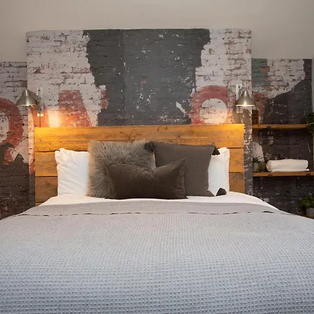 Сasa de vacaciones Milestone Celebration House! Sleeps 16 Max 3 Bathrooms Walk To Nightlife Weekends Only *