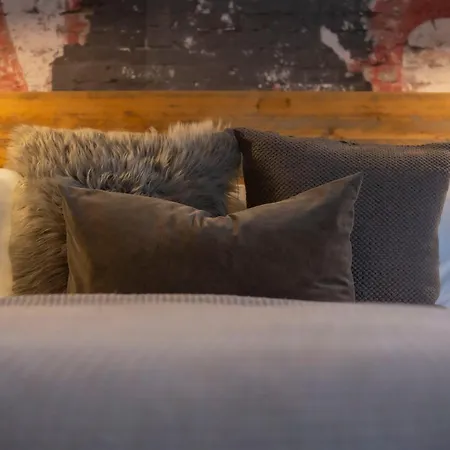 Сasa de vacaciones Milestone Celebration House! Sleeps 16 Max 3 Bathrooms Walk To Nightlife Weekends Only